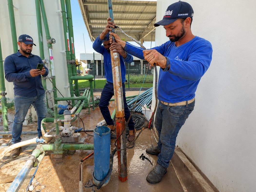 Bomba submersa retirada do poço para avaliação técnica